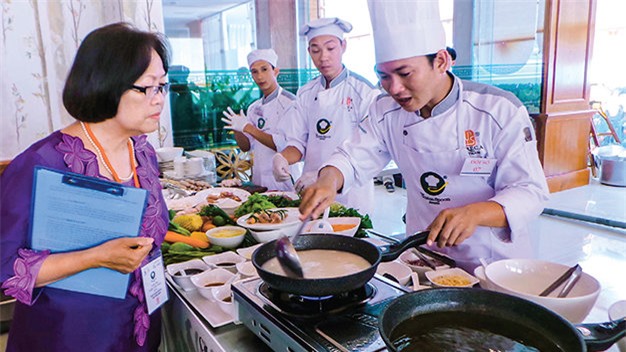 What happens when an international chef mentions a Vietnamese chef?