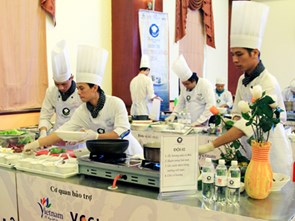 Does the Organizing Committee provide cooking tools and equipment for contestants? 