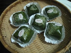 “Bánh mảnh cộng”- a cake made of Clinacanthus nutans leaves 