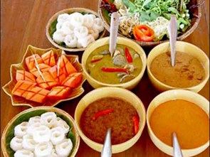 What is the relationship between Spices and Sauces? 