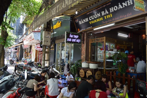 Does Mrs Hoanh still sell her rolls?