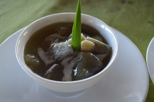 Delicious “khoai cánh tiên” sweet soup, similar to potato with a brown skin, like Taro
