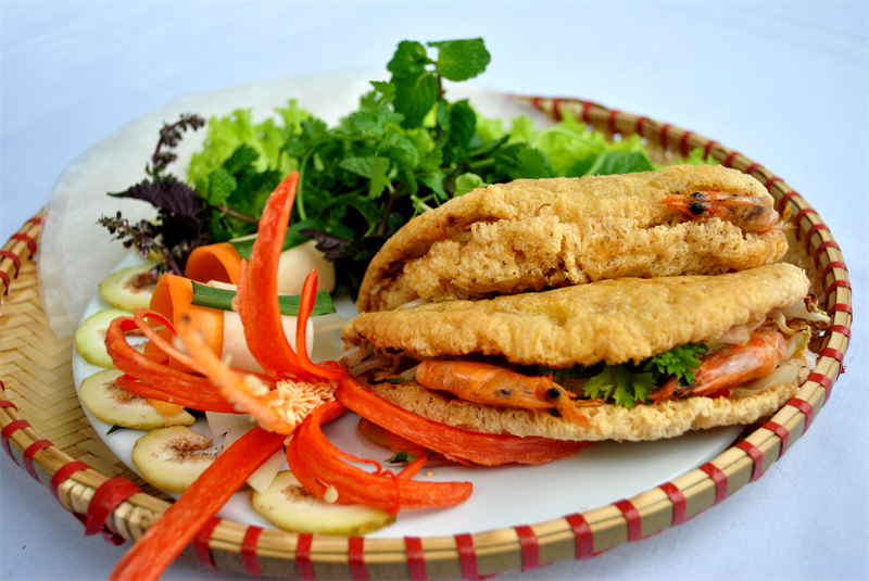 Khoai cake (stuffed omelette)