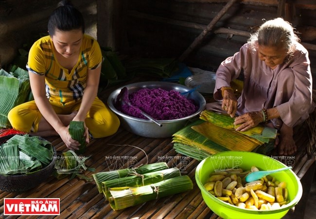 The art of making Banh Tet La Cam
