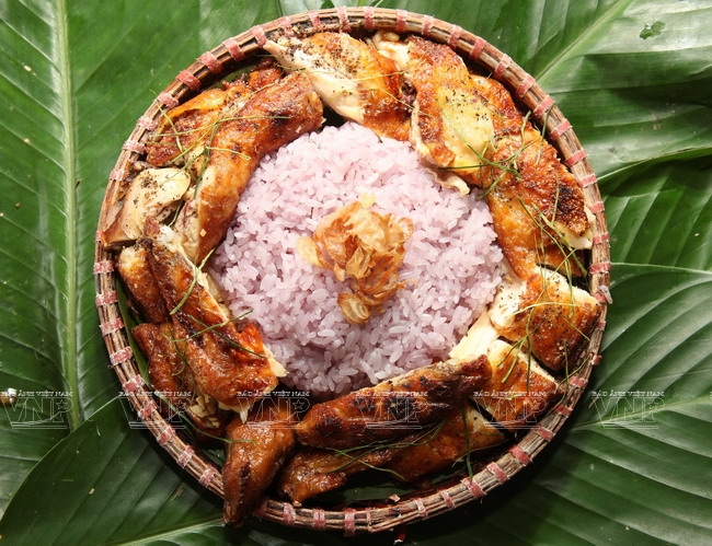 Mai Chau’s Purple Steamed Glutinous Rice and Chicken Grilled with Sichuan Pepper