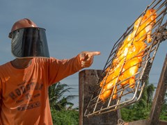 Man Cook Chicken with 1000 Mirrors